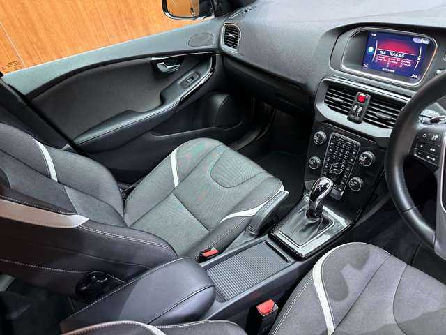 ボルボ Ｖ４０ クロスカントリー D4 ダイナミックED 千葉県 2019(令1)年 4万km 黒 ＡＣＣ　/ＢＬＩＳ　/純正ナビ　/バックカメラ　/メモリーパワーシート　/ドライブレコーダー　/ＬＥＤヘッドライト　/オートライト　/純正１８インチＡＷ　/レーンキープアシスト　/リアＰＤＣ　/衝突軽減Ｂ　/ＥＴＣ