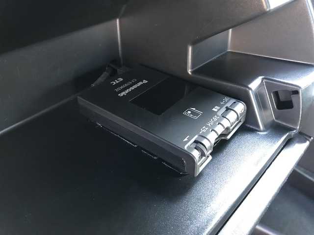 トヨタ プリウス S ツーリングセレクション 千葉県 2012(平24)年 13.3万km ブラックマイカ (株)IDOMが運営する【じしゃロン柏店】の自社ローン対象車両になります。こちらは現金ご利用時の価格です。/自社ローンご希望の方は別途その旨お申付け下さい。//禁煙車/社外フルセグナビ/（CD/DVD/AM/FMラジオ）/(Bluetooth)/スマートキー/プッシュスタート/バックカメラ/ＥＴＣ/ヘッドライトウォッシャー/ステアリングリモコン/電動格納ドアミラー/パワーウインドウ/オートライト/防眩ミラー