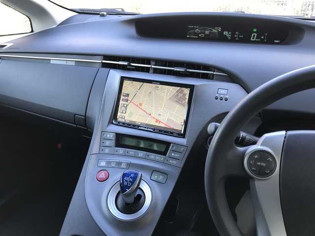 トヨタ プリウス S ツーリングセレクション 千葉県 2012(平24)年 13.3万km ブラックマイカ (株)IDOMが運営する【じしゃロン柏店】の自社ローン対象車両になります。こちらは現金ご利用時の価格です。/自社ローンご希望の方は別途その旨お申付け下さい。//禁煙車/社外フルセグナビ/（CD/DVD/AM/FMラジオ）/(Bluetooth)/スマートキー/プッシュスタート/バックカメラ/ＥＴＣ/ヘッドライトウォッシャー/ステアリングリモコン/電動格納ドアミラー/パワーウインドウ/オートライト/防眩ミラー