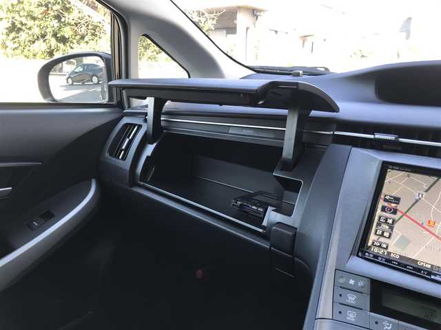 トヨタ プリウス S ツーリングセレクション 千葉県 2012(平24)年 13.3万km ブラックマイカ (株)IDOMが運営する【じしゃロン柏店】の自社ローン対象車両になります。こちらは現金ご利用時の価格です。/自社ローンご希望の方は別途その旨お申付け下さい。//禁煙車/社外フルセグナビ/（CD/DVD/AM/FMラジオ）/(Bluetooth)/スマートキー/プッシュスタート/バックカメラ/ＥＴＣ/ヘッドライトウォッシャー/ステアリングリモコン/電動格納ドアミラー/パワーウインドウ/オートライト/防眩ミラー