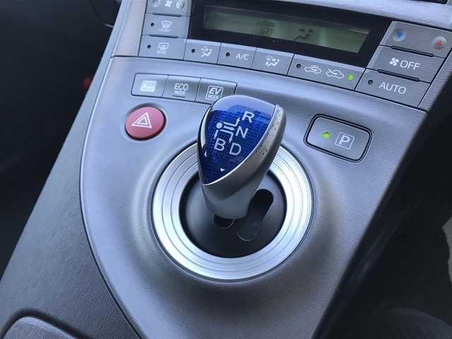 トヨタ プリウス S ツーリングセレクション 千葉県 2012(平24)年 13.3万km ブラックマイカ (株)IDOMが運営する【じしゃロン柏店】の自社ローン対象車両になります。こちらは現金ご利用時の価格です。/自社ローンご希望の方は別途その旨お申付け下さい。//禁煙車/社外フルセグナビ/（CD/DVD/AM/FMラジオ）/(Bluetooth)/スマートキー/プッシュスタート/バックカメラ/ＥＴＣ/ヘッドライトウォッシャー/ステアリングリモコン/電動格納ドアミラー/パワーウインドウ/オートライト/防眩ミラー