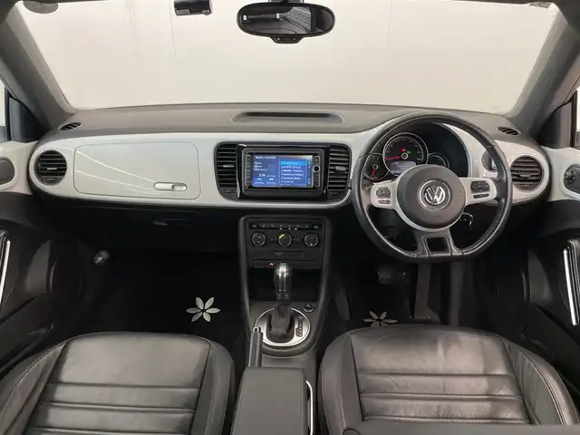 フォルクスワーゲン ザ・ビートル デザイン レザーパッケージ 岡山県 2015(平27)年 3.8万km ピュアホワイト レザーＰＫＧ　/シートＨ　/純正ナビ　/フルセグ　/Ｂｌｕｅｔｏｏｔｈ　/クルーズコントロール　/Ｂカメラ　/パーキングアシスト　/Ａライト　/レインセンサー　/パドルシフト/ETC