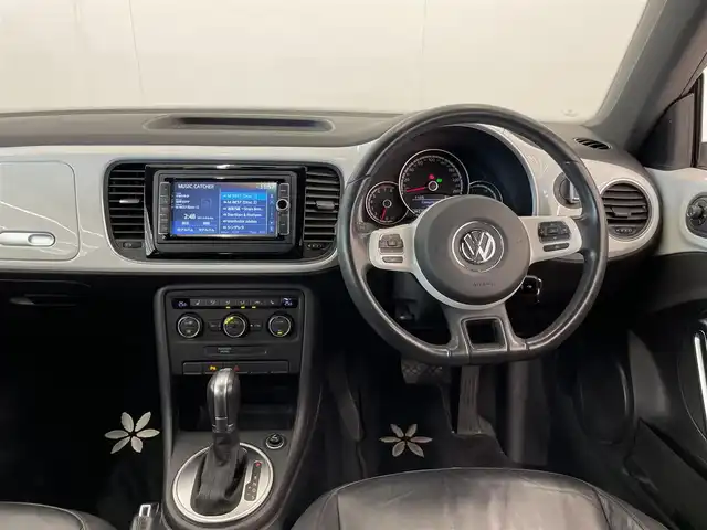 フォルクスワーゲン ザ・ビートル デザイン レザーパッケージ 岡山県 2015(平27)年 3.8万km ピュアホワイト レザーＰＫＧ　/シートＨ　/純正ナビ　/フルセグ　/Ｂｌｕｅｔｏｏｔｈ　/クルーズコントロール　/Ｂカメラ　/パーキングアシスト　/Ａライト　/レインセンサー　/パドルシフト/ETC