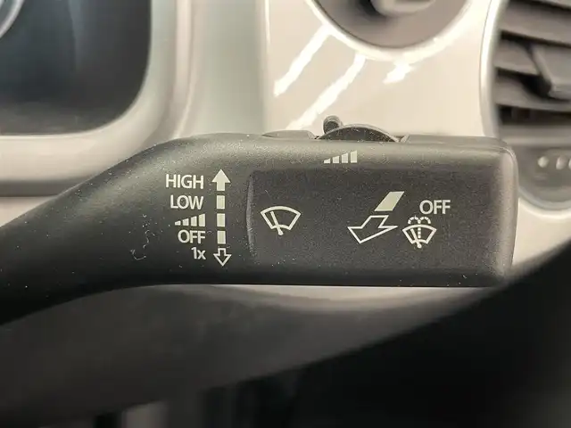 フォルクスワーゲン ザ・ビートル デザイン レザーパッケージ 岡山県 2015(平27)年 3.8万km ピュアホワイト レザーＰＫＧ　/シートＨ　/純正ナビ　/フルセグ　/Ｂｌｕｅｔｏｏｔｈ　/クルーズコントロール　/Ｂカメラ　/パーキングアシスト　/Ａライト　/レインセンサー　/パドルシフト/ETC