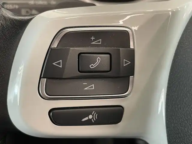 フォルクスワーゲン ザ・ビートル デザイン レザーパッケージ 岡山県 2015(平27)年 3.8万km ピュアホワイト レザーＰＫＧ　/シートＨ　/純正ナビ　/フルセグ　/Ｂｌｕｅｔｏｏｔｈ　/クルーズコントロール　/Ｂカメラ　/パーキングアシスト　/Ａライト　/レインセンサー　/パドルシフト/ETC