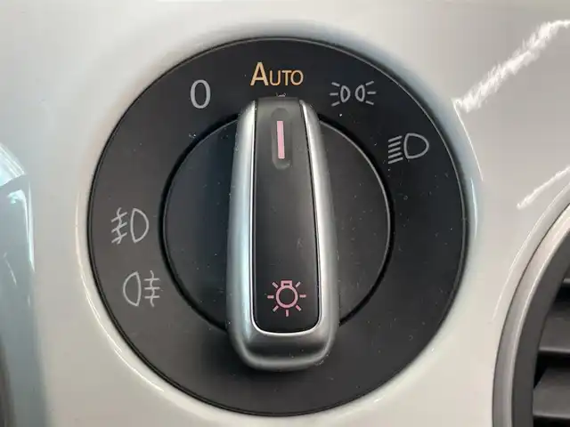 フォルクスワーゲン ザ・ビートル デザイン レザーパッケージ 岡山県 2015(平27)年 3.8万km ピュアホワイト レザーＰＫＧ　/シートＨ　/純正ナビ　/フルセグ　/Ｂｌｕｅｔｏｏｔｈ　/クルーズコントロール　/Ｂカメラ　/パーキングアシスト　/Ａライト　/レインセンサー　/パドルシフト/ETC