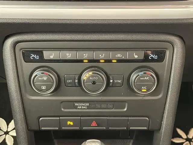 フォルクスワーゲン ザ・ビートル デザイン レザーパッケージ 岡山県 2015(平27)年 3.8万km ピュアホワイト レザーＰＫＧ　/シートＨ　/純正ナビ　/フルセグ　/Ｂｌｕｅｔｏｏｔｈ　/クルーズコントロール　/Ｂカメラ　/パーキングアシスト　/Ａライト　/レインセンサー　/パドルシフト/ETC