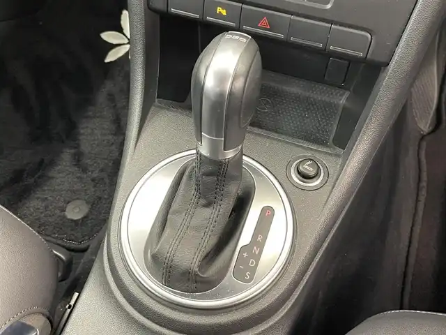 フォルクスワーゲン ザ・ビートル デザイン レザーパッケージ 岡山県 2015(平27)年 3.8万km ピュアホワイト レザーＰＫＧ　/シートＨ　/純正ナビ　/フルセグ　/Ｂｌｕｅｔｏｏｔｈ　/クルーズコントロール　/Ｂカメラ　/パーキングアシスト　/Ａライト　/レインセンサー　/パドルシフト/ETC