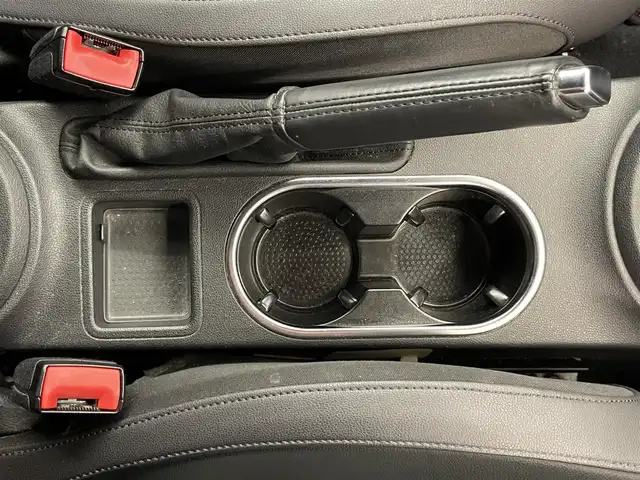 フォルクスワーゲン ザ・ビートル デザイン レザーパッケージ 岡山県 2015(平27)年 3.8万km ピュアホワイト レザーＰＫＧ　/シートＨ　/純正ナビ　/フルセグ　/Ｂｌｕｅｔｏｏｔｈ　/クルーズコントロール　/Ｂカメラ　/パーキングアシスト　/Ａライト　/レインセンサー　/パドルシフト/ETC