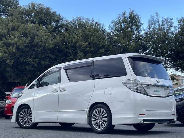 トヨタ アルファード 240S タイプゴールドⅡ 東京都 2015(平27)年 3.2万km ホワイトパールクリスタルシャイン 外部検査済み/ワンオーナー/社外SDナビ（ALPINE/9インチ）/・Bluetoothオーディオ/DVD/USBオーディオ/フルセグTV/ツインムーンルーフ（フロントチルト/リヤ電動スライド）/モデリスタエアロ/・フロントスポイラー/リヤスカート/パワーバックドア（挟み込み防止機能付）/クルーズコントロール/バックカメラ/両側パワースライドドア/プロジェクター式ヘッドランプ/・インテリジェントAFS/2列目キャプテンシート/ビルトインETC/取扱説明書/保証書/スペアキー1本