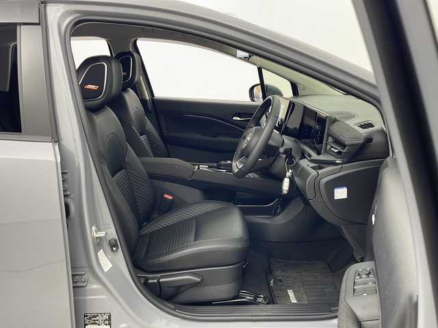 日産 オーラ G FOUR レザーエディション 秋田県 2024(令6)年 1.7万km グレー プロパイロット /エマージェンシーブレーキ　/NissanConnectナビゲーション/　【TV/BT/HDMI】　/アラウンドヴィューモニター　/オートブレーキホールド　/スマートルームミラー　/前席シートヒーター　/ステアリングヒーター/コーナーセンサー /ウィンカーミラー /フォグライト /サイドバイザー /ETC2.0/ハンドル支援/ハンドルヒーター/オートライト/ステアリングリモコン/オートマチックハイビーム/革巻きステアリング/プッシュスタート /自動パーキングブレーキ/USBポート/オートエアコン /フルセグTV/ドライブモードセレクター【SPORT ECO NORMAL】/純正フロアマット/電格ミラー/スマートキー/スペアキー有り