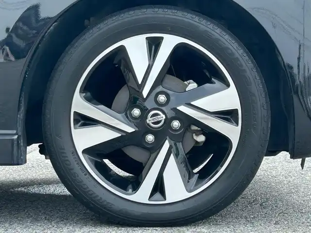日産 デイズ HWS G ターボ プロパイロットED 滋賀県 2022(令4)年 3.7万km ブラック ガソリン（ハイブリッド）/2WD(FF)/CVT/９インチ純正ナビ【MM321D-L】/(FM/AM/CD/DVD/フルセグ)/アラウンドビューモニター/バックカメラ/前ドライブレコーダー/ETC/プロパイロット/・レーンキープアシスト	/・プリクラッシュブレーキアシスト	/・踏み間違い防止アシスト	/・ブレーキアシスト	/・フロント＆バックソナー/・標識検知機能	/電動格納ミラー/電動パーキング/ブレーキホールド/アイドリングストップ/ディスプレイ付自動防眩式ルームミラー/革巻きステアリング/ステアリングスイッチ/オートライト/LEDヘッドライト/フロントフォグ/ヘッドライトレベリング/フルオートエアコン/プッシュスタート/スマートキー/純正フロアマット/ドアバイザー/USB端子