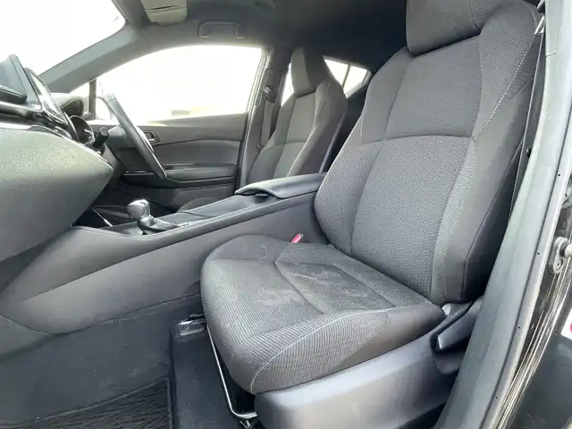 トヨタ Ｃ－ＨＲ S－T LEDパッケージ 長野県 2019(令1)年 5.5万km ブラックマイカ 社外ナビ（FM/AM、CD、DVD、BT）/ワンセグテレビ/クルーズコントロール追従有/ビルトインETC/レーンキープアシスト/衝突軽減システム/横滑り防止装置/社外フロアマット/革ステアリング/ダブルサイドエアバック/カーテンエアバック/LEDオートライト/オートマチックハイビーム/ワンオーナー/スペアキー（１本）/純正サマータイヤ積み込み/保証、取扱説明書/スマートキー