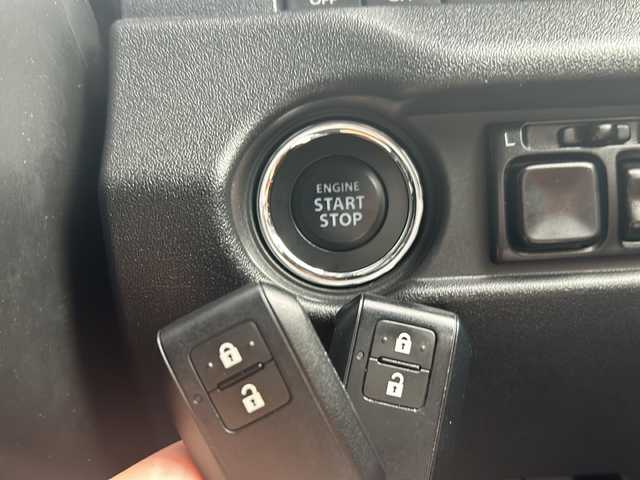 スズキ ジムニー XL 福岡県 2019(令1)年 1.6万km ブルーイッシュブラックパール3 背面タイヤ/社外7インチSDナビ/【AM/FM/CD/DVD/Bluetooth/フルセグTV】/前方ドライブレコーダー【/トランスファーレバー/ヒルディセントコントロール/デュアルセンサーブレーキサポート/車線逸脱警報/先行車発進お知らせ機能/標識認識機能/盗難防止装置/横滑り防止装置/レザー調シートカバー/光軸調整ダイヤル/D/N席シートヒーター/純正16インチAW/純正フロアマット/AAC/電動格納ミラー/保証書/取扱説明書/ナビ取扱説明書/スペアキー×1