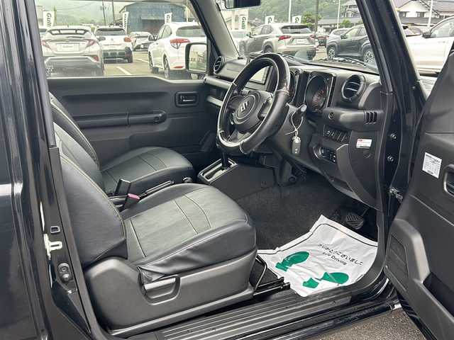 スズキ ジムニー XL 福岡県 2019(令1)年 1.6万km ブルーイッシュブラックパール3 背面タイヤ/社外7インチSDナビ/【AM/FM/CD/DVD/Bluetooth/フルセグTV】/前方ドライブレコーダー【/トランスファーレバー/ヒルディセントコントロール/デュアルセンサーブレーキサポート/車線逸脱警報/先行車発進お知らせ機能/標識認識機能/盗難防止装置/横滑り防止装置/レザー調シートカバー/光軸調整ダイヤル/D/N席シートヒーター/純正16インチAW/純正フロアマット/AAC/電動格納ミラー/保証書/取扱説明書/ナビ取扱説明書/スペアキー×1