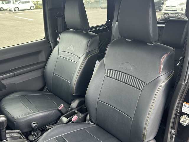 スズキ ジムニー XL 福岡県 2019(令1)年 1.6万km ブルーイッシュブラックパール3 背面タイヤ/社外7インチSDナビ/【AM/FM/CD/DVD/Bluetooth/フルセグTV】/前方ドライブレコーダー【/トランスファーレバー/ヒルディセントコントロール/デュアルセンサーブレーキサポート/車線逸脱警報/先行車発進お知らせ機能/標識認識機能/盗難防止装置/横滑り防止装置/レザー調シートカバー/光軸調整ダイヤル/D/N席シートヒーター/純正16インチAW/純正フロアマット/AAC/電動格納ミラー/保証書/取扱説明書/ナビ取扱説明書/スペアキー×1