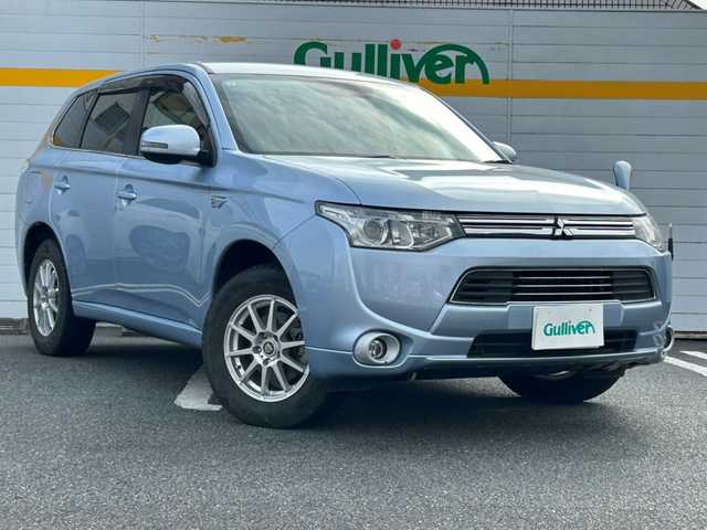 三菱 アウトランダー ＰＨＥＶ G セーフティパッケージ 埼玉県 2013(平25)年 7.8万km テクニカルシルバーメタリック 4WD/ETC/プッシュスタート/アダプティブクルーズコントロール/社外メモリナビ/ワンセグテレビ/バックカメラ/ドアバイザー/パドルシフト/ハーフレザーシート/バイキセノンヘッドライト/ABS/横滑り防止装置/レーンアシスト/W.サイド.カーテンエアバッグ/オートライト/取扱説明書/保証書/AAC/RBS