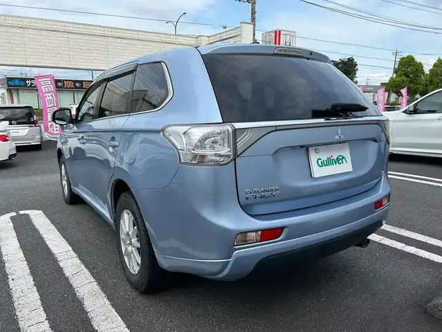 三菱 アウトランダー ＰＨＥＶ G セーフティパッケージ 埼玉県 2013(平25)年 7.8万km テクニカルシルバーメタリック 4WD/ETC/プッシュスタート/アダプティブクルーズコントロール/社外メモリナビ/ワンセグテレビ/バックカメラ/ドアバイザー/パドルシフト/ハーフレザーシート/バイキセノンヘッドライト/ABS/横滑り防止装置/レーンアシスト/W.サイド.カーテンエアバッグ/オートライト/取扱説明書/保証書/AAC/RBS