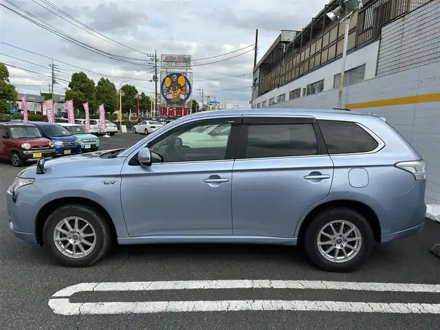 三菱 アウトランダー ＰＨＥＶ G セーフティパッケージ 埼玉県 2013(平25)年 7.8万km テクニカルシルバーメタリック 4WD/ETC/プッシュスタート/アダプティブクルーズコントロール/社外メモリナビ/ワンセグテレビ/バックカメラ/ドアバイザー/パドルシフト/ハーフレザーシート/バイキセノンヘッドライト/ABS/横滑り防止装置/レーンアシスト/W.サイド.カーテンエアバッグ/オートライト/取扱説明書/保証書/AAC/RBS