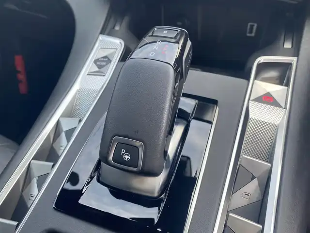 ＤＳオートモビル ＤＳ７ クロスバック リヴォリ 福岡県 2022(令4)年 3.9万km 紺 ・1オーナー/・サンルーフ/・アクティブクルーズコントロール/・純正HDDナビ/Bluetooth/AppleCarPlay/・全方位カメラ/・黒革シート/シートヒーター/・フルセグ/・社外ETC/・純正20AW/・プッシュスタート/・パーキングアシスト/・アイドリングストップ/・スマートキー/・スペアキー/・パワーシート/・オートライト/・LEDライト/・保証書/・取扱説明書