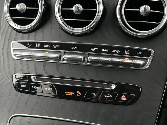 メルセデス・ベンツ ＧＬＣ２５０ 4マチックスポーツ 本革 茨城県 2017(平29)年 2.1万km ポーラホワイト ＲＳＰ　/ＡＣＣ　/ＬＫＡ　/ＢＳＡ　/３６０度カメラ　/ＨＵＤ　/半革　/シートヒーター　/Ｍ付ＰＷシート　/ＰＷテールゲート　/ナビ　/１２セグ　/ＢＴ　/ＵＳＢ　/ＤＶＤ　/ＬＥＤヘッドＬ　/ＥＴＣ２．０　/ルーフレール　/禁煙車