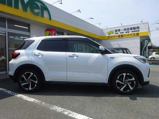 ダイハツ ロッキー プレミアム G HEV 静岡県 2023(令5)年 2.6万km シャイニングホワイトパール ワンオーナー/記録簿R6.R7/運転席助手席シートヒーター/取説・保証書/禁煙車/純正9インチナビ/（CD/DVD/SD/BT/USB/フルセグTV）/走行中TV可（スイッチ有）/ステアリングリモコン/プッシュスタート/バックカメラ/ナビ連動純正Fドライブレコーダー/ビルトインETC/電子パーキング/前後コーナーセンサー/ハーフレザーシート/LEDヘッドライト/スマートアシスト/レーダークルーズコントロール/純正マット・バイザー/純正17インチAW