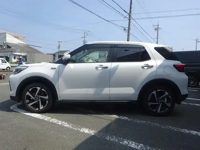 ダイハツ ロッキー プレミアム G HEV 静岡県 2023(令5)年 2.6万km シャイニングホワイトパール ワンオーナー/記録簿R6.R7/運転席助手席シートヒーター/取説・保証書/禁煙車/純正9インチナビ/（CD/DVD/SD/BT/USB/フルセグTV）/走行中TV可（スイッチ有）/ステアリングリモコン/プッシュスタート/バックカメラ/ナビ連動純正Fドライブレコーダー/ビルトインETC/電子パーキング/前後コーナーセンサー/ハーフレザーシート/LEDヘッドライト/スマートアシスト/レーダークルーズコントロール/純正マット・バイザー/純正17インチAW