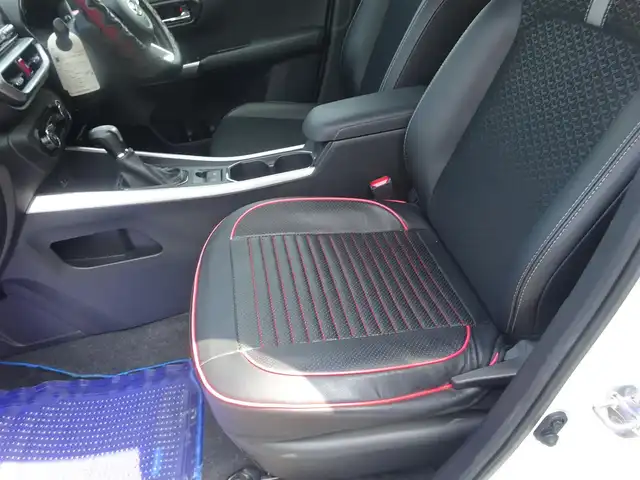 ダイハツ ロッキー プレミアム G HEV 静岡県 2023(令5)年 2.6万km シャイニングホワイトパール ワンオーナー/記録簿R6.R7/運転席助手席シートヒーター/取説・保証書/禁煙車/純正9インチナビ/（CD/DVD/SD/BT/USB/フルセグTV）/走行中TV可（スイッチ有）/ステアリングリモコン/プッシュスタート/バックカメラ/ナビ連動純正Fドライブレコーダー/ビルトインETC/電子パーキング/前後コーナーセンサー/ハーフレザーシート/LEDヘッドライト/スマートアシスト/レーダークルーズコントロール/純正マット・バイザー/純正17インチAW