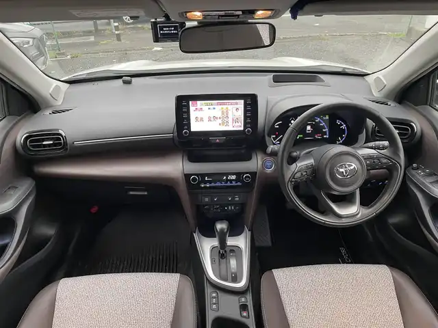 トヨタ ヤリスクロス ハイブリッド Z 埼玉県 2020(令2)年 1.8万km ホワイトパールクリスタルシャイン ワンオーナー/ハーフレザーシート/前席シートヒーター/Ｄ席パワーシート/純正メモリナビ＆フルセグＴＶ/（ＵＳＢ＆ＢＴ＆Ｍｉｒａｃａｓｔ）/バックカメラ/ＥＴＣ（２．０）/前後ドライブレコーダー/ヘッドアップディスプレイ/プリクラッシュセーフティ/レーントレーシングアシスト/ブラインドスポットモニター/ロードサインアシスト/レーダークルーズコントロール/ステアリングリモコン/ステアリングヒーター/革巻ステアリング/コーナーセンサー/パワーバックドア/純正１８inアルミホイール/オートハイビーム/オートライト/ＬＥＤライト/ＬＥＤフォグランプ/ウィンカーミラー/オート電動格納ミラー/スマートキー/プッシュスタート/Ｗ＆サイド＆カーテンエアバッグ/横滑り防止装置/ＡＢＳ/ドアバイザー/フロアマット/新車保証書/整備記録簿/取扱説明書（車両＆ナビ）/スマートスペアキー有