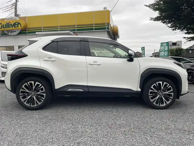 トヨタ ヤリスクロス ハイブリッド Z 埼玉県 2020(令2)年 1.8万km ホワイトパールクリスタルシャイン ワンオーナー/ハーフレザーシート/前席シートヒーター/Ｄ席パワーシート/純正メモリナビ＆フルセグＴＶ/（ＵＳＢ＆ＢＴ＆Ｍｉｒａｃａｓｔ）/バックカメラ/ＥＴＣ（２．０）/前後ドライブレコーダー/ヘッドアップディスプレイ/プリクラッシュセーフティ/レーントレーシングアシスト/ブラインドスポットモニター/ロードサインアシスト/レーダークルーズコントロール/ステアリングリモコン/ステアリングヒーター/革巻ステアリング/コーナーセンサー/パワーバックドア/純正１８inアルミホイール/オートハイビーム/オートライト/ＬＥＤライト/ＬＥＤフォグランプ/ウィンカーミラー/オート電動格納ミラー/スマートキー/プッシュスタート/Ｗ＆サイド＆カーテンエアバッグ/横滑り防止装置/ＡＢＳ/ドアバイザー/フロアマット/新車保証書/整備記録簿/取扱説明書（車両＆ナビ）/スマートスペアキー有