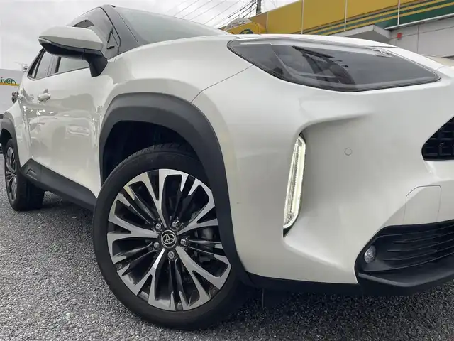 トヨタ ヤリスクロス ハイブリッド Z 埼玉県 2020(令2)年 1.8万km ホワイトパールクリスタルシャイン ワンオーナー/ハーフレザーシート/前席シートヒーター/Ｄ席パワーシート/純正メモリナビ＆フルセグＴＶ/（ＵＳＢ＆ＢＴ＆Ｍｉｒａｃａｓｔ）/バックカメラ/ＥＴＣ（２．０）/前後ドライブレコーダー/ヘッドアップディスプレイ/プリクラッシュセーフティ/レーントレーシングアシスト/ブラインドスポットモニター/ロードサインアシスト/レーダークルーズコントロール/ステアリングリモコン/ステアリングヒーター/革巻ステアリング/コーナーセンサー/パワーバックドア/純正１８inアルミホイール/オートハイビーム/オートライト/ＬＥＤライト/ＬＥＤフォグランプ/ウィンカーミラー/オート電動格納ミラー/スマートキー/プッシュスタート/Ｗ＆サイド＆カーテンエアバッグ/横滑り防止装置/ＡＢＳ/ドアバイザー/フロアマット/新車保証書/整備記録簿/取扱説明書（車両＆ナビ）/スマートスペアキー有