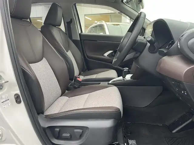 トヨタ ヤリスクロス ハイブリッド Z 埼玉県 2020(令2)年 1.8万km ホワイトパールクリスタルシャイン ワンオーナー/ハーフレザーシート/前席シートヒーター/Ｄ席パワーシート/純正メモリナビ＆フルセグＴＶ/（ＵＳＢ＆ＢＴ＆Ｍｉｒａｃａｓｔ）/バックカメラ/ＥＴＣ（２．０）/前後ドライブレコーダー/ヘッドアップディスプレイ/プリクラッシュセーフティ/レーントレーシングアシスト/ブラインドスポットモニター/ロードサインアシスト/レーダークルーズコントロール/ステアリングリモコン/ステアリングヒーター/革巻ステアリング/コーナーセンサー/パワーバックドア/純正１８inアルミホイール/オートハイビーム/オートライト/ＬＥＤライト/ＬＥＤフォグランプ/ウィンカーミラー/オート電動格納ミラー/スマートキー/プッシュスタート/Ｗ＆サイド＆カーテンエアバッグ/横滑り防止装置/ＡＢＳ/ドアバイザー/フロアマット/新車保証書/整備記録簿/取扱説明書（車両＆ナビ）/スマートスペアキー有