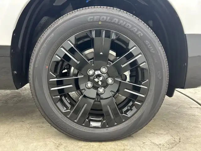 三菱 デリカＤ：５ シャモニー 三重県 2025(令7)年 0.1千km パール /登録済未使用車//アルパインナビ（フルセグ・Bluetooth・CD・DVD・USB・HDMI・AppleCarPlay・AndroidAuto）//バックカメラ//両側パワースライドドア//パワーバックドア//ブラインドスポットモニター//ステアリングヒーター//運転席パワーシート//前席シートヒーター//パドルシフト//電子パーキング