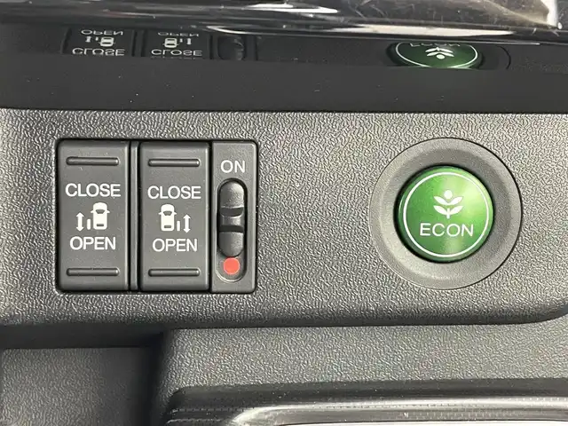 ホンダ ステップワゴン スパーダ クルスピセンシング 埼玉県 2016(平28)年 6.9万km プレミアムスパークルブラックパール 純正9型ナビ　Ｂｌｕｅｔｏｏｔｈ　バックカメラ　純正１１型後席モニター　両側パワースライドドア　シートヒーター　レーダークルーズコントロール　ハーフレザーシート　ビルトインＥＴＣ　レーンアシスト