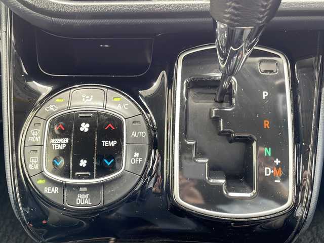 トヨタ ヴォクシー ZS 煌Ⅱ 高知県 2016(平28)年 17万km ホワイトパールクリスタルシャイン ＡＬＰＩＮＥフリップダウン/ＡＬＰＩＮＥ１０インチナビ/・フルセグテレビ/・CD　DVD/・Bluetooth/・ダブルゾーン/ＥＴＣ/バックモニター/トヨタセーフティセンス/両側電動スライド/LEDヘッドライト/オートライト