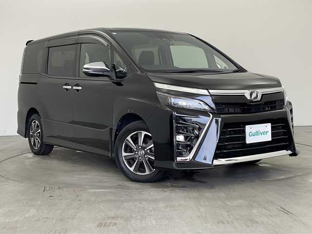トヨタ ヴォクシー ZS 煌Ⅱ 兵庫県 2019(令1)年 7.3万km ブラック ・純正9インチナビ＆TV＆BT＆DVD＆SD/・バックカメラ/・両側パワースライドドア/・スマートキー/・プッシュスタート/・トヨタセーフティーセンス/・プリクラッシュセーフティー/・レーンディバチャーアラート/・オートマチックハイビーム/・先行車発進告知機能/・前後コーナーセンサー/・前後ドライブレコーダー/・スマートキー/・スペアキー/・プッシュスタート/・ビルトインETC2，0/・ステアリングリモコン/・LEDヘッドライト/・フォグ/・オートライト/・リヤオートエアコン/・フロントロアグリル［黒艶塗装］/・アウトサイドドアハンドル（メッキ）/・バックドアガーニッシュ（ダークスモーク塗装）/・スーパーUVカット・IRカット機能/・オート電動格納式リモコンドアミラー/・センタークラスターパネル（ピアノブラック塗装＋シルバー塗装）/・マルチインフォメーションディスプレイ（シルバー塗装）/・インサイドドアハンドル（フロント・リヤ）メッキ