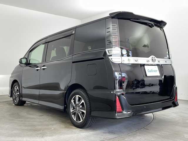 トヨタ ヴォクシー ZS 煌Ⅱ 兵庫県 2019(令1)年 7.3万km ブラック ・純正9インチナビ＆TV＆BT＆DVD＆SD/・バックカメラ/・両側パワースライドドア/・スマートキー/・プッシュスタート/・トヨタセーフティーセンス/・プリクラッシュセーフティー/・レーンディバチャーアラート/・オートマチックハイビーム/・先行車発進告知機能/・前後コーナーセンサー/・前後ドライブレコーダー/・スマートキー/・スペアキー/・プッシュスタート/・ビルトインETC2，0/・ステアリングリモコン/・LEDヘッドライト/・フォグ/・オートライト/・リヤオートエアコン/・フロントロアグリル［黒艶塗装］/・アウトサイドドアハンドル（メッキ）/・バックドアガーニッシュ（ダークスモーク塗装）/・スーパーUVカット・IRカット機能/・オート電動格納式リモコンドアミラー/・センタークラスターパネル（ピアノブラック塗装＋シルバー塗装）/・マルチインフォメーションディスプレイ（シルバー塗装）/・インサイドドアハンドル（フロント・リヤ）メッキ