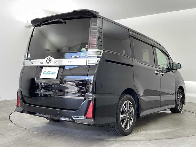トヨタ ヴォクシー ZS 煌Ⅱ 兵庫県 2019(令1)年 7.3万km ブラック ・純正9インチナビ＆TV＆BT＆DVD＆SD/・バックカメラ/・両側パワースライドドア/・スマートキー/・プッシュスタート/・トヨタセーフティーセンス/・プリクラッシュセーフティー/・レーンディバチャーアラート/・オートマチックハイビーム/・先行車発進告知機能/・前後コーナーセンサー/・前後ドライブレコーダー/・スマートキー/・スペアキー/・プッシュスタート/・ビルトインETC2，0/・ステアリングリモコン/・LEDヘッドライト/・フォグ/・オートライト/・リヤオートエアコン/・フロントロアグリル［黒艶塗装］/・アウトサイドドアハンドル（メッキ）/・バックドアガーニッシュ（ダークスモーク塗装）/・スーパーUVカット・IRカット機能/・オート電動格納式リモコンドアミラー/・センタークラスターパネル（ピアノブラック塗装＋シルバー塗装）/・マルチインフォメーションディスプレイ（シルバー塗装）/・インサイドドアハンドル（フロント・リヤ）メッキ