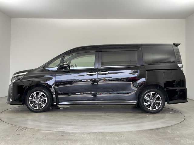 トヨタ ヴォクシー ZS 煌Ⅱ 兵庫県 2019(令1)年 7.3万km ブラック ・純正9インチナビ＆TV＆BT＆DVD＆SD/・バックカメラ/・両側パワースライドドア/・スマートキー/・プッシュスタート/・トヨタセーフティーセンス/・プリクラッシュセーフティー/・レーンディバチャーアラート/・オートマチックハイビーム/・先行車発進告知機能/・前後コーナーセンサー/・前後ドライブレコーダー/・スマートキー/・スペアキー/・プッシュスタート/・ビルトインETC2，0/・ステアリングリモコン/・LEDヘッドライト/・フォグ/・オートライト/・リヤオートエアコン/・フロントロアグリル［黒艶塗装］/・アウトサイドドアハンドル（メッキ）/・バックドアガーニッシュ（ダークスモーク塗装）/・スーパーUVカット・IRカット機能/・オート電動格納式リモコンドアミラー/・センタークラスターパネル（ピアノブラック塗装＋シルバー塗装）/・マルチインフォメーションディスプレイ（シルバー塗装）/・インサイドドアハンドル（フロント・リヤ）メッキ