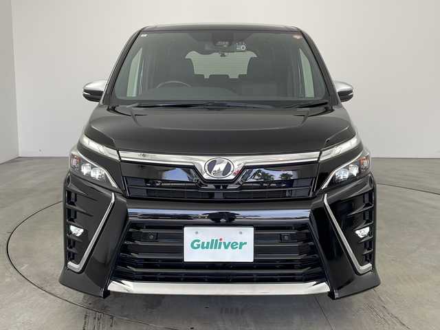 トヨタ ヴォクシー ZS 煌Ⅱ 兵庫県 2019(令1)年 7.3万km ブラック ・純正9インチナビ＆TV＆BT＆DVD＆SD/・バックカメラ/・両側パワースライドドア/・スマートキー/・プッシュスタート/・トヨタセーフティーセンス/・プリクラッシュセーフティー/・レーンディバチャーアラート/・オートマチックハイビーム/・先行車発進告知機能/・前後コーナーセンサー/・前後ドライブレコーダー/・スマートキー/・スペアキー/・プッシュスタート/・ビルトインETC2，0/・ステアリングリモコン/・LEDヘッドライト/・フォグ/・オートライト/・リヤオートエアコン/・フロントロアグリル［黒艶塗装］/・アウトサイドドアハンドル（メッキ）/・バックドアガーニッシュ（ダークスモーク塗装）/・スーパーUVカット・IRカット機能/・オート電動格納式リモコンドアミラー/・センタークラスターパネル（ピアノブラック塗装＋シルバー塗装）/・マルチインフォメーションディスプレイ（シルバー塗装）/・インサイドドアハンドル（フロント・リヤ）メッキ