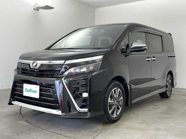 トヨタ ヴォクシー ZS 煌Ⅱ 兵庫県 2019(令1)年 7.3万km ブラック ・純正9インチナビ＆TV＆BT＆DVD＆SD/・バックカメラ/・両側パワースライドドア/・スマートキー/・プッシュスタート/・トヨタセーフティーセンス/・プリクラッシュセーフティー/・レーンディバチャーアラート/・オートマチックハイビーム/・先行車発進告知機能/・前後コーナーセンサー/・前後ドライブレコーダー/・スマートキー/・スペアキー/・プッシュスタート/・ビルトインETC2，0/・ステアリングリモコン/・LEDヘッドライト/・フォグ/・オートライト/・リヤオートエアコン/・フロントロアグリル［黒艶塗装］/・アウトサイドドアハンドル（メッキ）/・バックドアガーニッシュ（ダークスモーク塗装）/・スーパーUVカット・IRカット機能/・オート電動格納式リモコンドアミラー/・センタークラスターパネル（ピアノブラック塗装＋シルバー塗装）/・マルチインフォメーションディスプレイ（シルバー塗装）/・インサイドドアハンドル（フロント・リヤ）メッキ