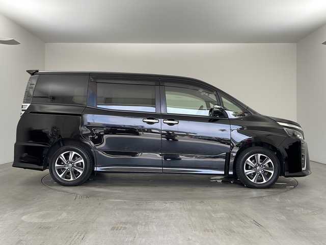 トヨタ ヴォクシー ZS 煌Ⅱ 兵庫県 2019(令1)年 7.3万km ブラック ・純正9インチナビ＆TV＆BT＆DVD＆SD/・バックカメラ/・両側パワースライドドア/・スマートキー/・プッシュスタート/・トヨタセーフティーセンス/・プリクラッシュセーフティー/・レーンディバチャーアラート/・オートマチックハイビーム/・先行車発進告知機能/・前後コーナーセンサー/・前後ドライブレコーダー/・スマートキー/・スペアキー/・プッシュスタート/・ビルトインETC2，0/・ステアリングリモコン/・LEDヘッドライト/・フォグ/・オートライト/・リヤオートエアコン/・フロントロアグリル［黒艶塗装］/・アウトサイドドアハンドル（メッキ）/・バックドアガーニッシュ（ダークスモーク塗装）/・スーパーUVカット・IRカット機能/・オート電動格納式リモコンドアミラー/・センタークラスターパネル（ピアノブラック塗装＋シルバー塗装）/・マルチインフォメーションディスプレイ（シルバー塗装）/・インサイドドアハンドル（フロント・リヤ）メッキ