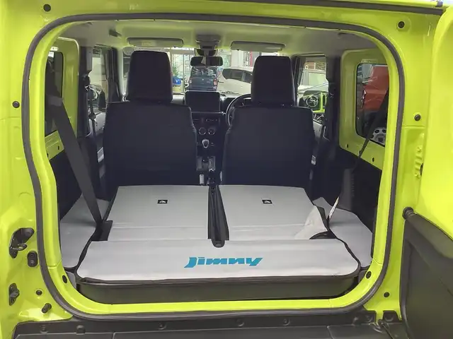 スズキ ジムニー シエラ JC 神奈川県 2023(令5)年 0.9万km キネティックイエロー ワンオーナー/4WD/セーフティサポート/・デュアルセンサーブレーキサポート/・誤発進抑制機能/・車線逸脱警報機能/・標識認識機能/前席シートヒーター/純正フロアマット/スペアキー×1/取扱説明書/保証書