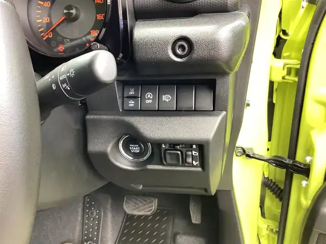 スズキ ジムニー シエラ JC 神奈川県 2023(令5)年 0.9万km キネティックイエロー ワンオーナー/4WD/セーフティサポート/・デュアルセンサーブレーキサポート/・誤発進抑制機能/・車線逸脱警報機能/・標識認識機能/前席シートヒーター/純正フロアマット/スペアキー×1/取扱説明書/保証書