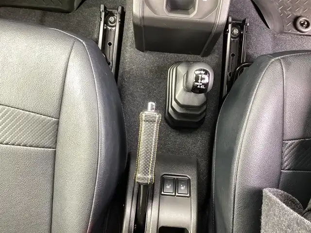 スズキ ジムニー シエラ JC 神奈川県 2023(令5)年 0.9万km キネティックイエロー ワンオーナー/4WD/セーフティサポート/・デュアルセンサーブレーキサポート/・誤発進抑制機能/・車線逸脱警報機能/・標識認識機能/前席シートヒーター/純正フロアマット/スペアキー×1/取扱説明書/保証書