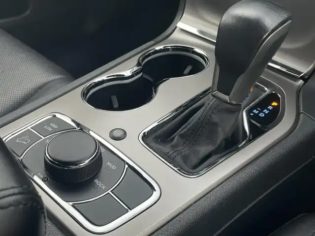 クライスラー・ジープ ジープ グランドチェロキー LTD 静岡県 2021(令3)年 2.8万km ブリリアントブラッククリスタル SRT8エンジンフード/20インチメッキ調アルミホイール/UconnectナビフルセグTVCarplay　Bluetooth/フロントサイドバックカメラ/ブラックレザーシートシートヒーター/ベンチレーションシート/サイドステップ/パワーテールゲート/レインセンサー/メッキパーツ各所/ブラッククロームマフラーカッター/衝突軽減ブレーキ　レーンセンス/ACC ブラインドスポットモニター/前後ドライブレコーダー（フロント360度）/リヤガラスフィルム施工/ローダウン