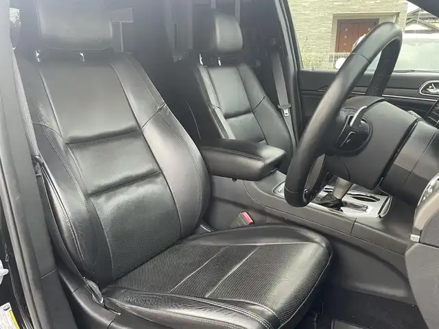 クライスラー・ジープ ジープ グランドチェロキー LTD 静岡県 2021(令3)年 2.8万km ブリリアントブラッククリスタル SRT8エンジンフード/20インチメッキ調アルミホイール/UconnectナビフルセグTVCarplay　Bluetooth/フロントサイドバックカメラ/ブラックレザーシートシートヒーター/ベンチレーションシート/サイドステップ/パワーテールゲート/レインセンサー/メッキパーツ各所/ブラッククロームマフラーカッター/衝突軽減ブレーキ　レーンセンス/ACC ブラインドスポットモニター/前後ドライブレコーダー（フロント360度）/リヤガラスフィルム施工/ローダウン