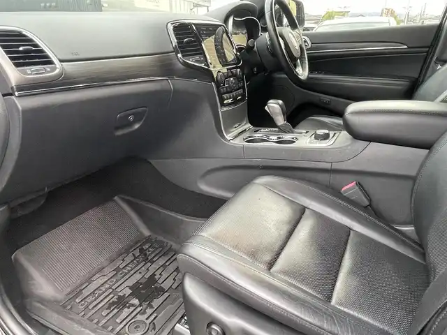 クライスラー・ジープ ジープ グランドチェロキー LTD 静岡県 2021(令3)年 2.8万km ブリリアントブラッククリスタル SRT8エンジンフード/20インチメッキ調アルミホイール/UconnectナビフルセグTVCarplay　Bluetooth/フロントサイドバックカメラ/ブラックレザーシートシートヒーター/ベンチレーションシート/サイドステップ/パワーテールゲート/レインセンサー/メッキパーツ各所/ブラッククロームマフラーカッター/衝突軽減ブレーキ　レーンセンス/ACC ブラインドスポットモニター/前後ドライブレコーダー（フロント360度）/リヤガラスフィルム施工/ローダウン