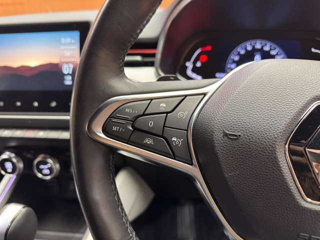 ルノー ルノー ルーテシア インテンス テックパック 千葉県 2021(令3)年 2.5万km ルージュフラムM ＡＣＣ　/黒革　/ディスプレイオーディオ　/ＢＯＳＥサウンド　/３６０°　/Ｂｌｕｅｔｏｏｔｈ接続　/シートＨ　/ステアリングヒーター　/ＬＥＤライト　/オートハイビーム　/衝突軽減Ｂ　/ＢＳＭ　/ＬＫＡ　/ＥＴＣ　/ドラレコ