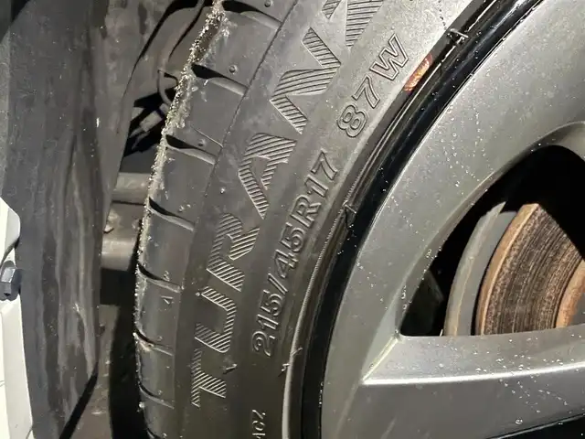 トヨタ プリウス A ツーリングセレクション 青森県 2019(平31)年 1.7万km ホワイトパールクリスタルシャイン 4WD/寒冷地仕様/純正9インチSDナビ・フルセグTV/CD・DVD・Bluetooth・SD/バックカメラ/黒合皮シート/前席シートヒーター/運転席パワーシート/ヘッドアップディスプレイ/セーフティセンス/プリクラッシュセーフティ/レーダークルーズコントロール/レーンディパーチャーアラート/オートマチックハイビーム/ブラインドスポットモニター/クリアランスソナー/パーキングアシスト/前方ドライブレコーダー/ビルトインETC/AC100V1500W/ワイパーデアイサー/LEDヘッドライト/オートライト/LEDフォグランプ/純正17インチアルミ/TRDエアロ/スペアキー/保証書・取説書